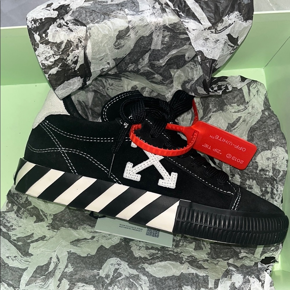 Off-White Black and White Low-Top Sneakers with Modern Design